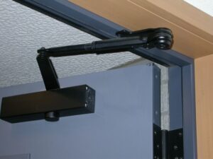 Mechanical door closer